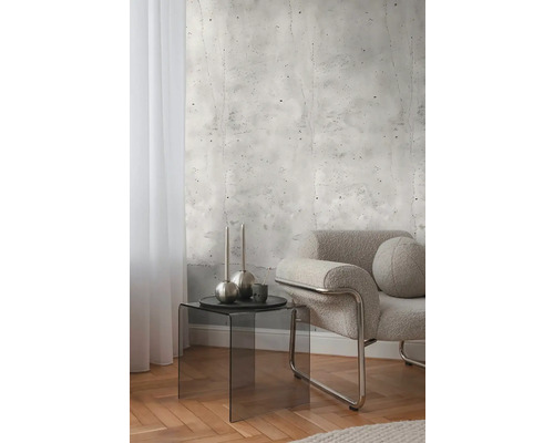 Decoratieve kamer met fotobehang in betonlook, fauteuil en bijzettafel