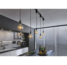 Moderne keuken met eettafel en plafondlamp met meerdere hanglampen