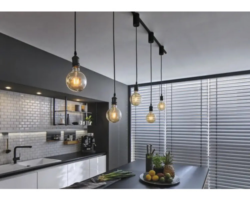 Moderne keuken met eettafel en plafondlamp met meerdere hanglampen