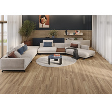 Woonkamer met modulaire bank, salontafel en houten vloer