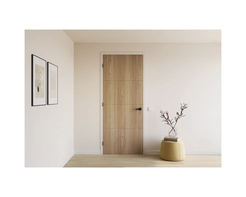 Houten binnendeur met drie horizontale panelen in een lichte, moderne ruimte.