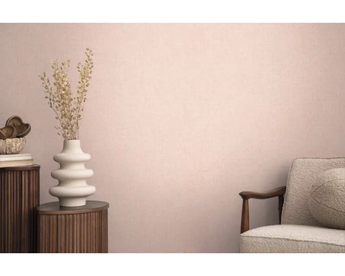 Decoratieve woonkamer met droogbloemen in vaas op een bijzettafel en een fauteuil.