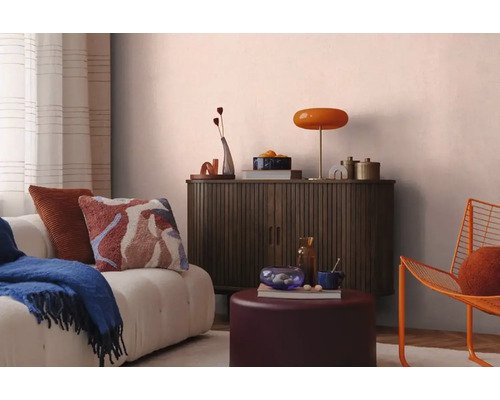 Woonkamer met bank, kast en decoraties voor een gezellige sfeer