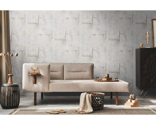 Woonkamer met beige bank, decoratieve wand en woonaccessoires