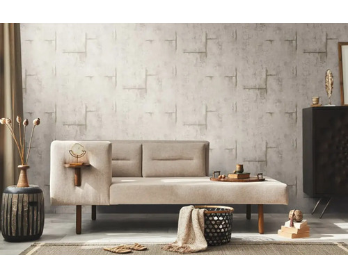 Woonkamer met bank, bijzettafel en decoratieve elementen