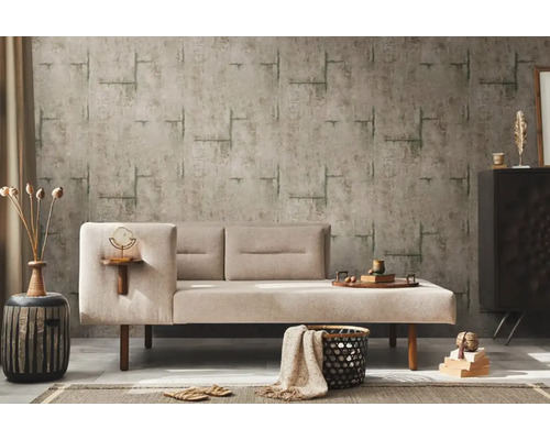 Woonkamer met beige bank, patroonbehang en decoratieve elementen voor een gezellige sfeer.