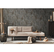 Woonkamer met beige bank, patroonbehang en decoratieve elementen voor een gezellige sfeer