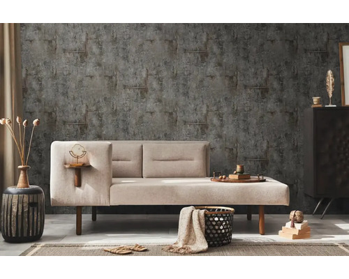 Woonkamer met beige bank, patroonbehang en decoratieve elementen voor een gezellige sfeer