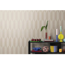 Woonkamer met patroonbehang en decoratieve objecten op een plank