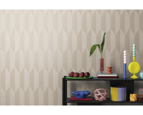 Woonkamer met patroonbehang en decoratieve objecten op een plank