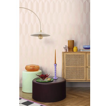 Decoratieve woonkamer met lamp, bijzettafel en commode voor een stijlvolle ambiance.