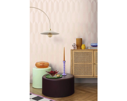 Decoratieve woonkamer met lamp, bijzettafel en commode voor een stijlvolle ambiance.