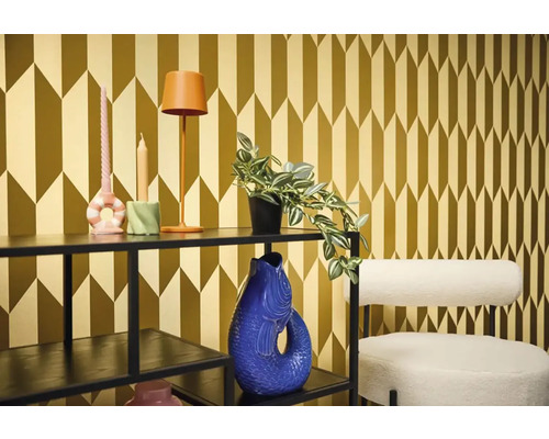 Decoratief interieur met plank, decoraties, stoel en patroonbehang voor een stijlvolle kamerinrichting.