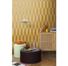 Inrichtingsvoorbeeld met meubels, decoratie en behang met geometrisch patroon