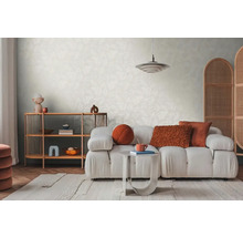 Woonkamer met bank, plank, tapijt en decoratief scheidingsscherm