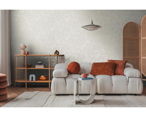 Woonkamer met bank, plank, tapijt en decoratief scheidingsscherm