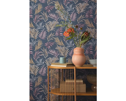 Decoratieve kamer met een palmmotiefbehang achter een bijzettafel