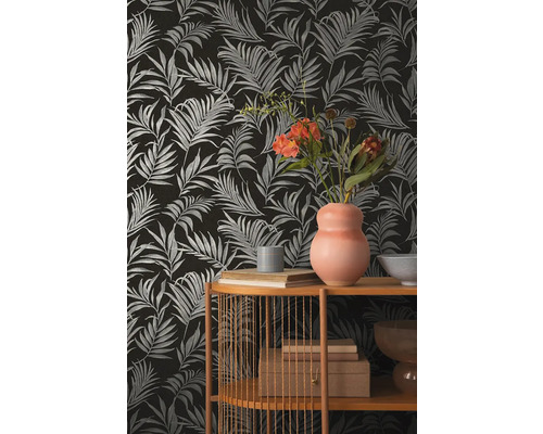 Decoratief behang met plantenmotief op een plank met decoraties