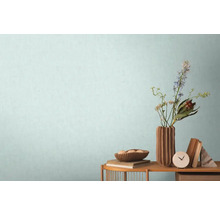 Decoratieve woonomgeving met tafel, vaas, bloemen, schaal en boeken tegen een wand