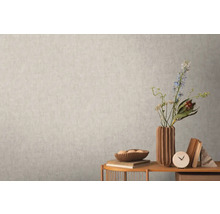 Wanddecoratie met stijlvol behang, vaas en tafeldecoratie