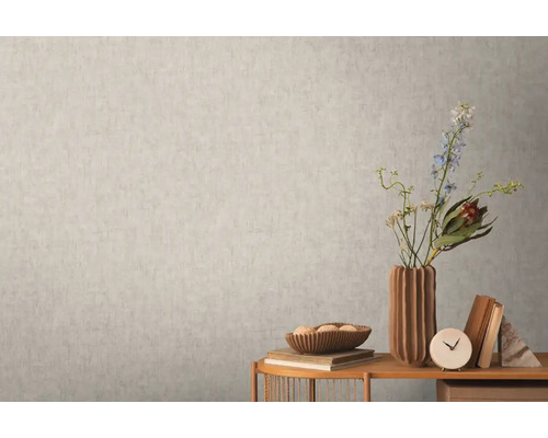 Wanddecoratie met stijlvol behang, vaas en tafeldecoratie