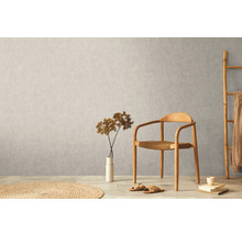 Licht interieur met houten stoel, decoratie en textiel