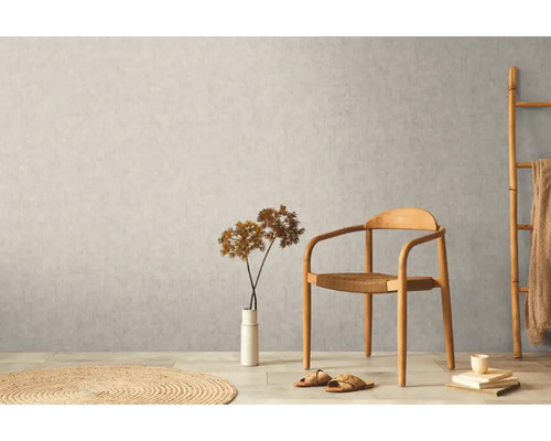 Licht interieur met houten stoel, decoratie en textiel