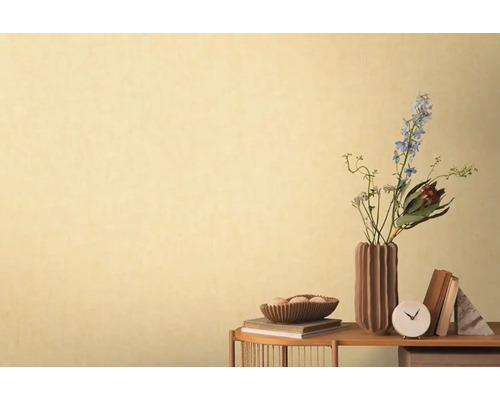 Decoratief behang met bloemstuk en tafeldecoratie