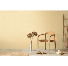 Lichte kamer met houten stoel, rond vloerkleed en ladder voor een gezellige sfeer