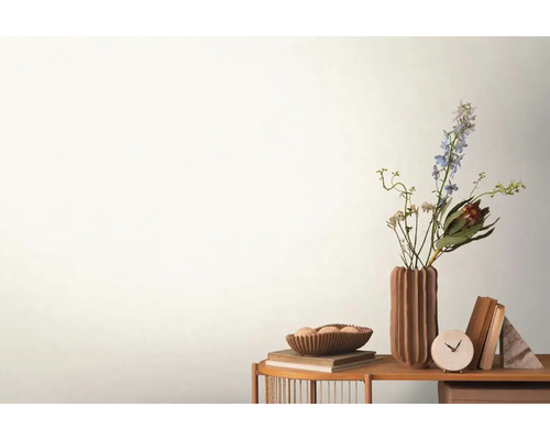 Decoratieve scène met bloemen in vaas, schaal, boeken en klok op een tafel