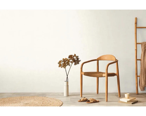 Lichte kamer met houten stoel, tapijt, decoratie en ladder