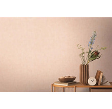 Decoratief stilleven met bloemen in vaas op een bijzettafel