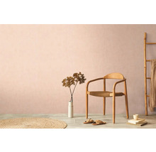 Lichte ruimte met houten stoel, ladder, tapijt en decoraties