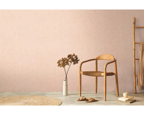 Lichte ruimte met houten stoel, ladder, tapijt en decoraties