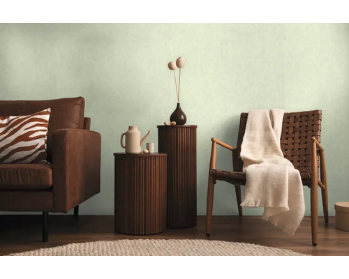 Woonkamer met bank, fauteuil en bijzettafels voor een gezellige sfeer