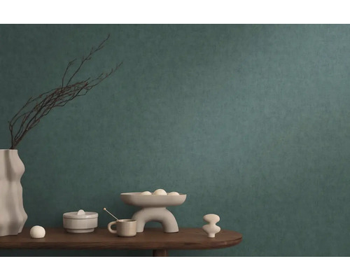 Scène met decoratieve elementen op een tafel voor een wand