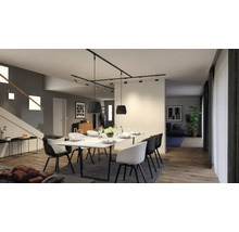 Eetkamer met eettafel, stoelen en moderne verlichting