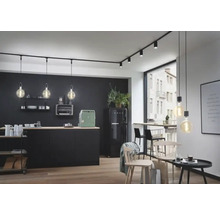 Moderne keuken met zwarte kitchenette, railsysteem met spots en hanglampen
