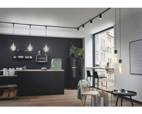 Moderne keuken met zwarte kitchenette, railsysteem met spots en hanglampen