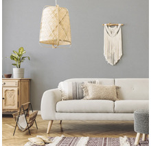 Woonkamer met bank, lamp en decoraties in bohemien stijl