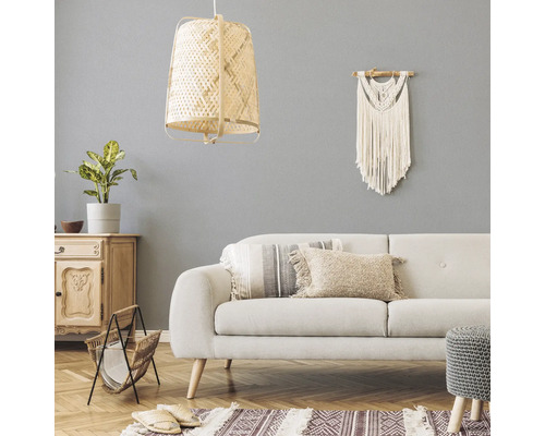 Woonkamer met bank, lamp en decoraties in bohemien stijl