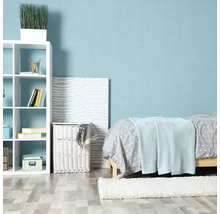 Lichte kamer met bed, rek en decoratie voor een vriendelijke sfeer