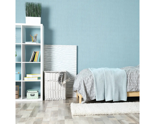 Lichte kamer met bed, rek en decoratie voor een vriendelijke sfeer
