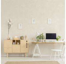 Lichte werkruimte met houten kast, bureau, computer en stoel