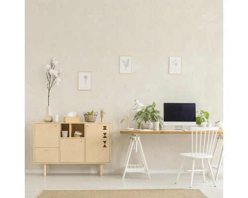 Lichte werkruimte met houten kast, bureau, computer en stoel