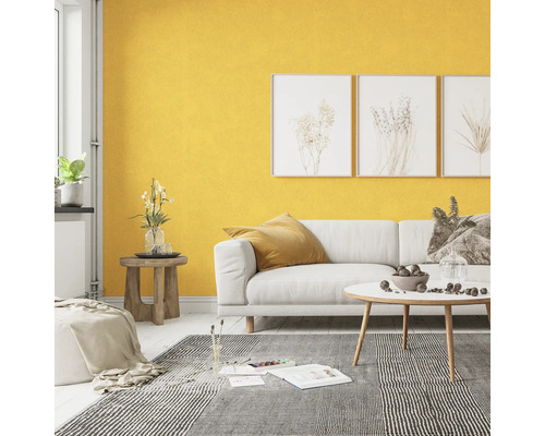 Woonkamer met witte bank, gestreept tapijt en gele muur