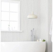 Badkamer met bad, kraan, hanglamp en raam