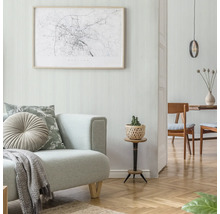 Woonkamer met bank, tafel en wanddecoratie