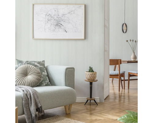 Woonkamer met bank, tafel en wanddecoratie