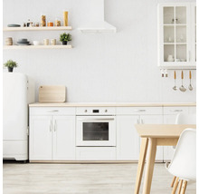 Lichte keuken met keukenkasten, planken, afzuigkap, eettafel en koelkast